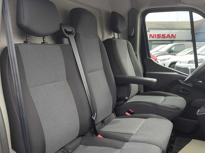 Nissan NV400 KAWA 35 L3H2 COM 150 FWD MT LRB FA EB PDC